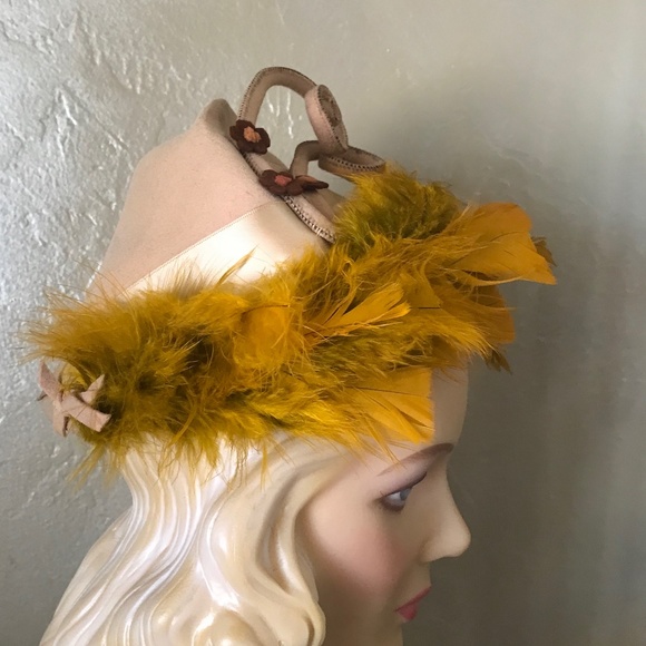 CHIC 1940s\' BEIGE FELT HAT - CONICAL CROWN, WIRED CURLY BANDS & GOLD FEATHERS main image 11